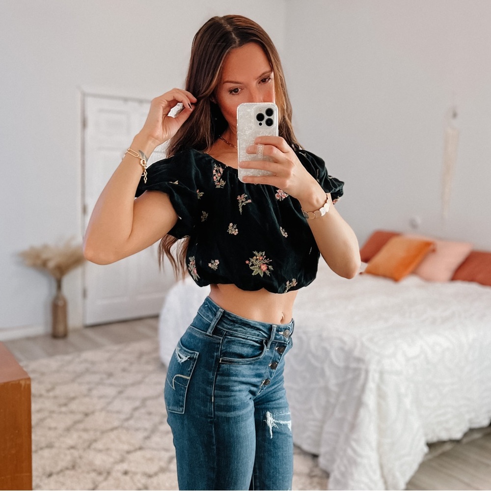 American Eagle Outfitters Black Floral Puff Sleeves Crop Top • Size Small